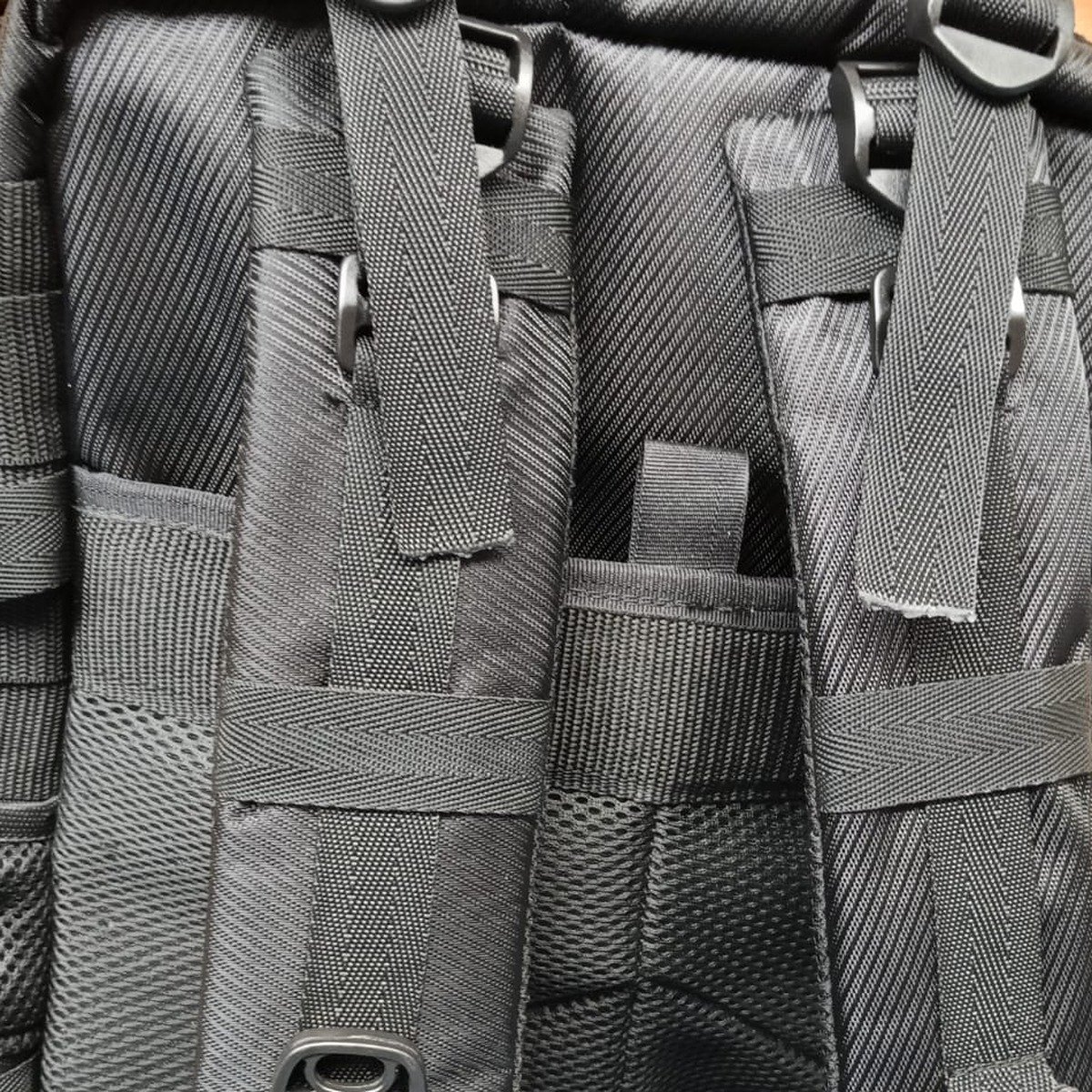 Detalle de cargueras y argollas del morral táctico