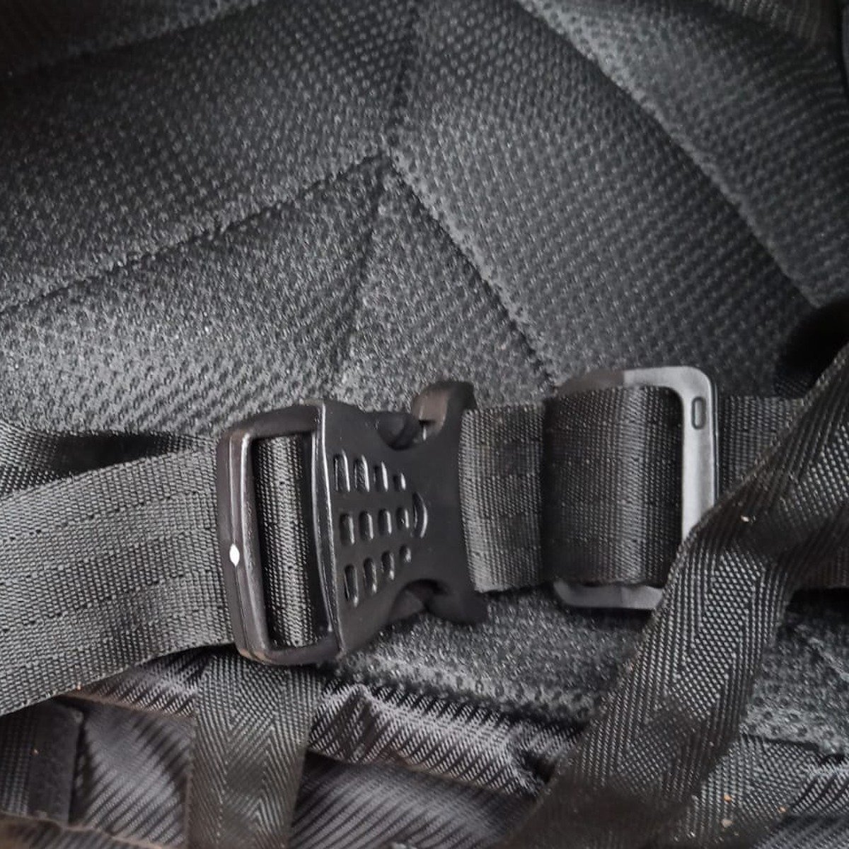 Detalle de hebilla y espaldar acolchado del morral táctico