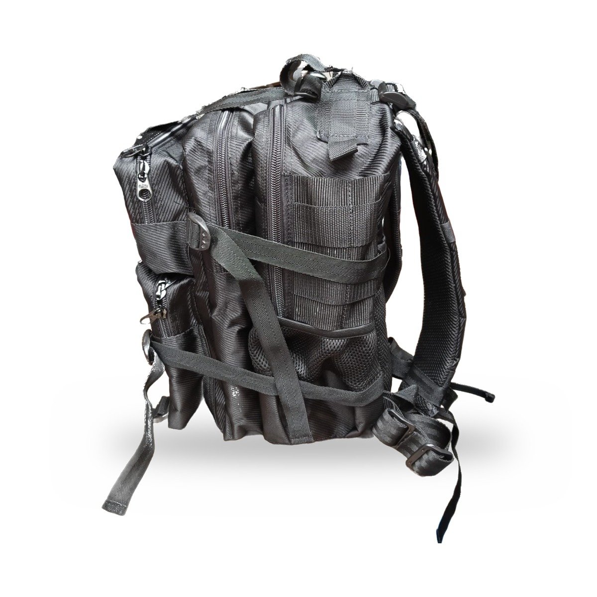 Morral táctico negro Manos de Monte, vista de lado con bolsillo de malla