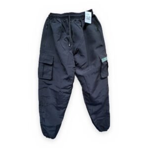 Sudadera jogger cargo negra Manos de Monte, vista de frente