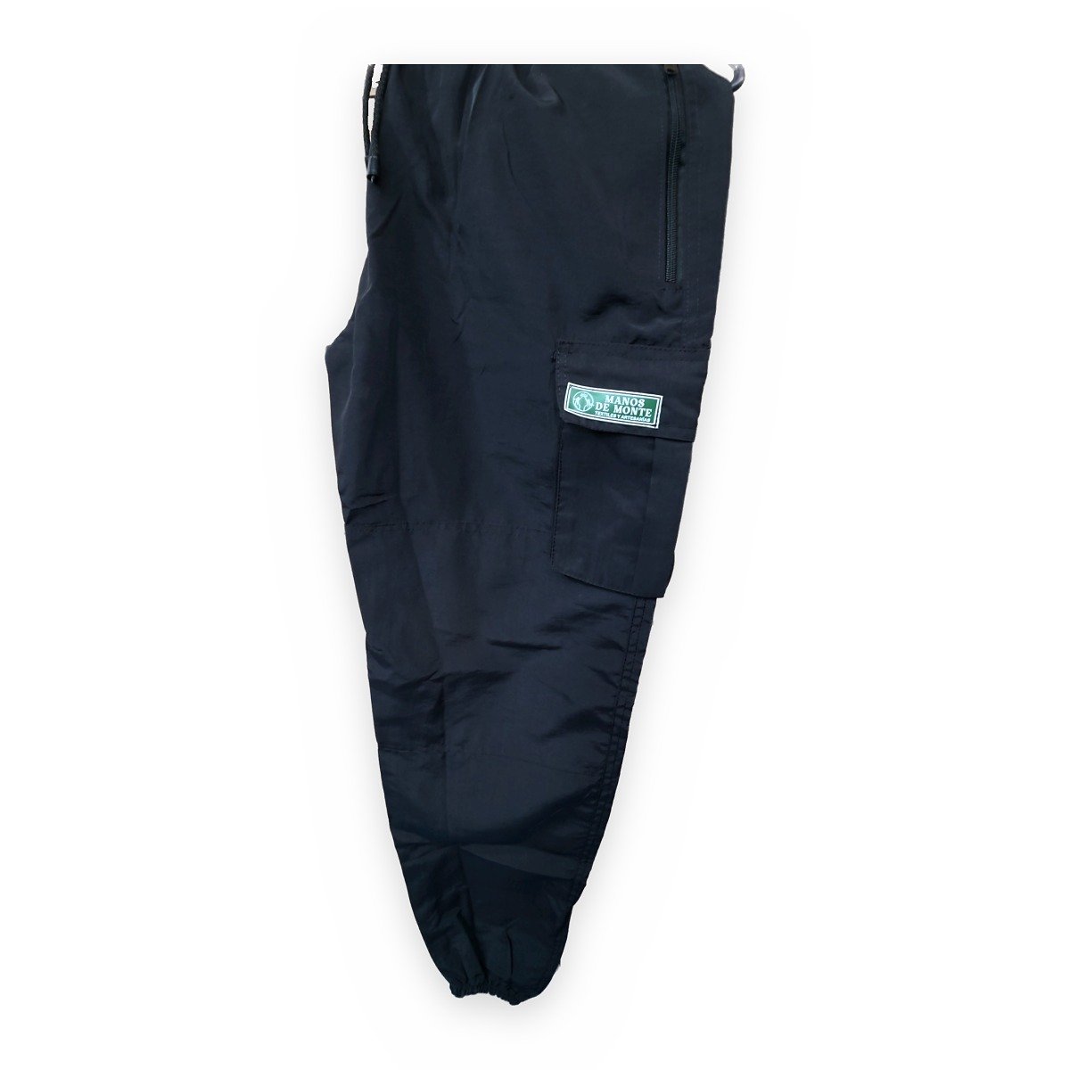 Sudadera jogger cargo negra Manos de Monte, vista de lado con bolsillo cargo